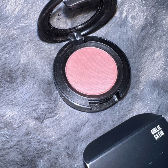 NIB - MAC - SATIN Eyeshadow - GIRLIE - Picture 5 of 16